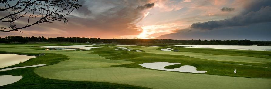 Hai sân golf 18 hố 155ha được thiết kế bởi Tiger Wood và Robert Trent Jones với cảnh quan thiên nhiên sinh thái.